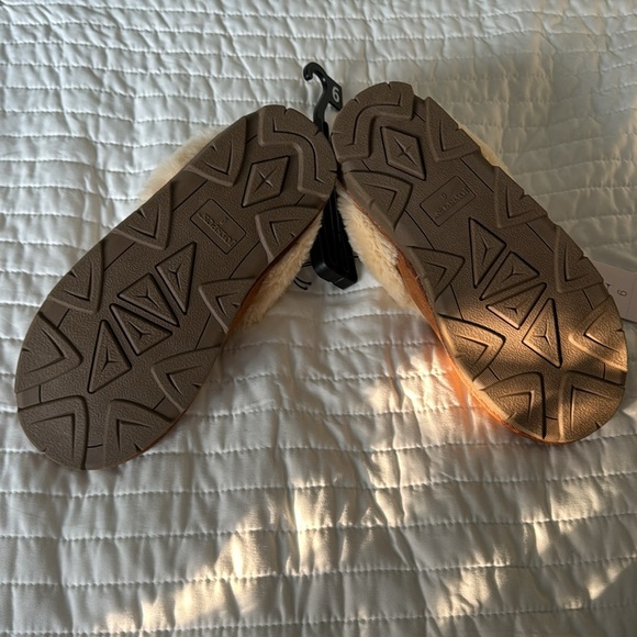 Joyspun Chestnut colored Slippers Size 6 NWT - Picture 3 of 3